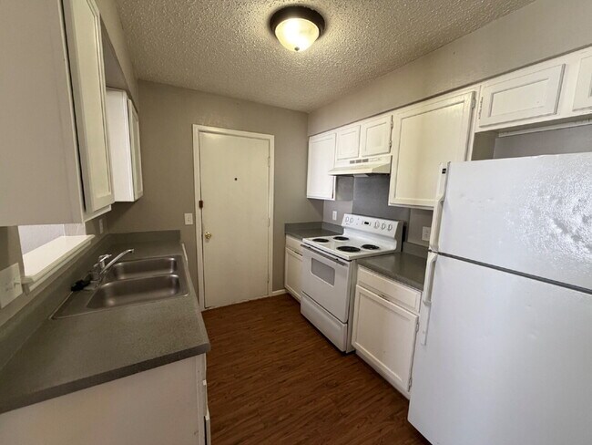 Building Photo - Duplex Located West Of University Near Parks & Movie Theater!