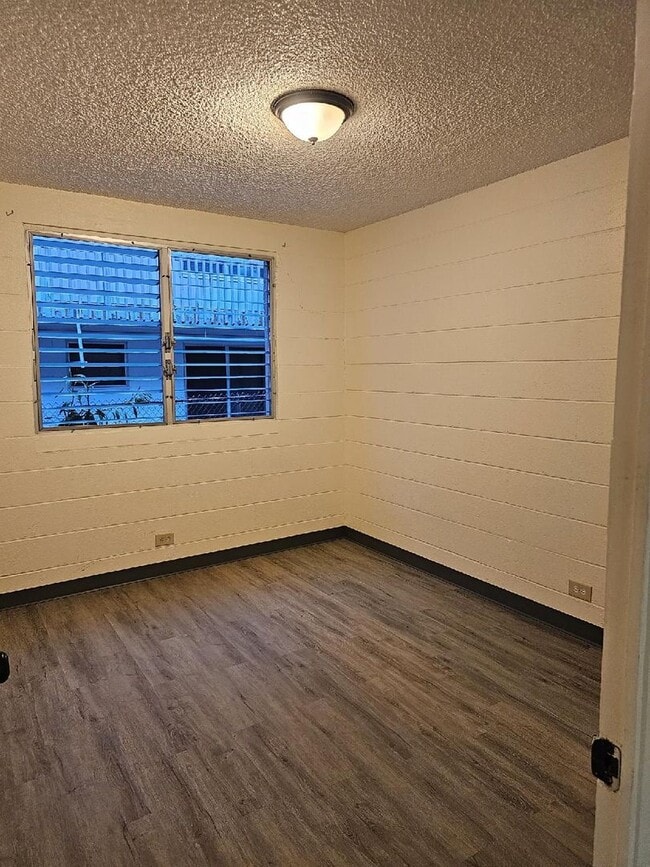 Building Photo - Newly Renovated 1 BD in Hilo Town!