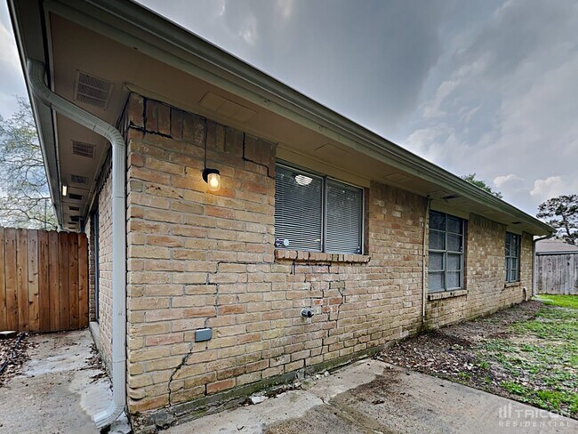 Building Photo - 6031 Crooked Post Rd