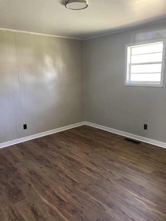 Building Photo - 3-bedroom, 2-bathroom home is located on a dead-end street, offering privacy while still being co...