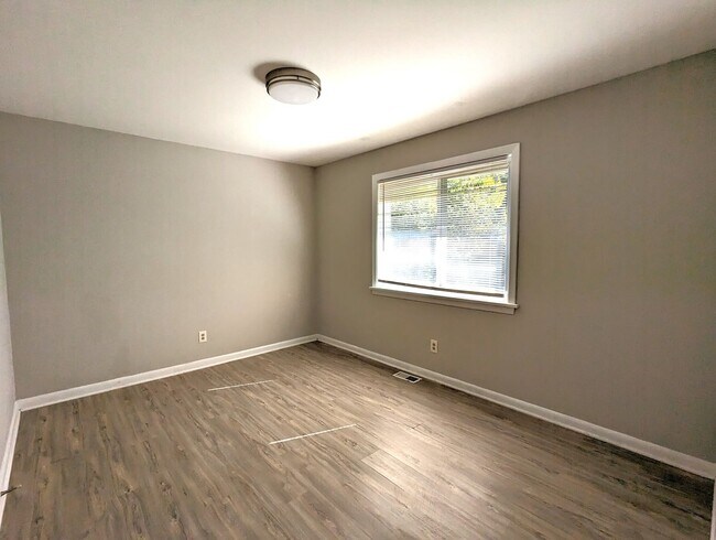 Building Photo - 3906 Lexington Dr