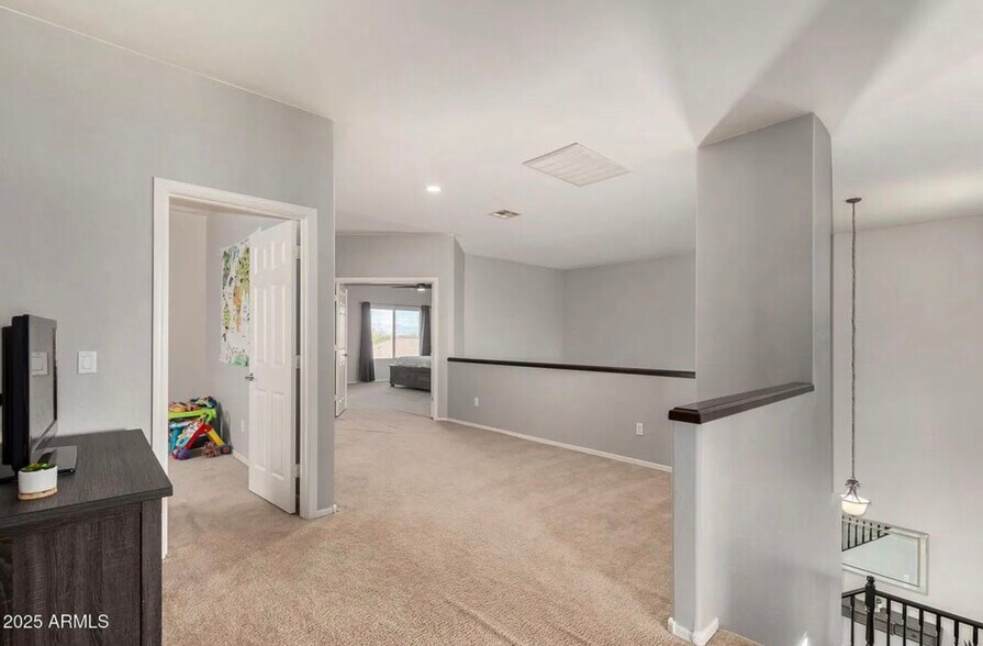 Building Photo - 706 W Green Tree Dr