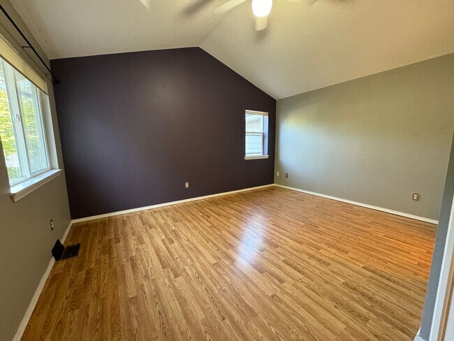 Building Photo - Beautiful 3 bedroom, 2.5 bathroom home in ...