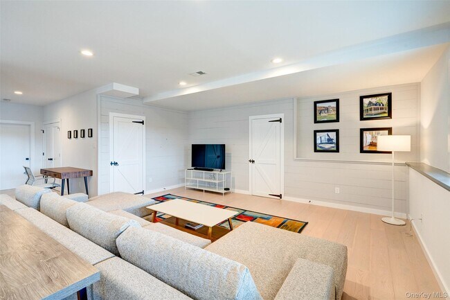 Building Photo - 90 Meadow Ln