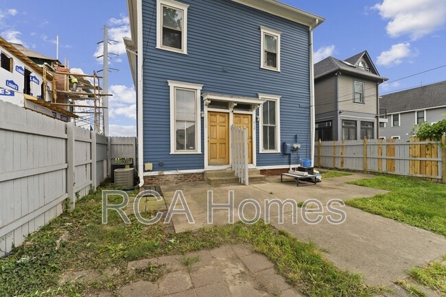 Building Photo - 920 N College Ave