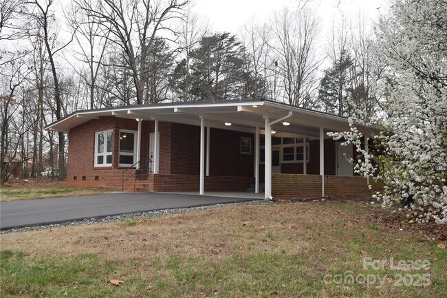 Building Photo - Charming 3 Bed 2 Bath Brick Home with Reno...