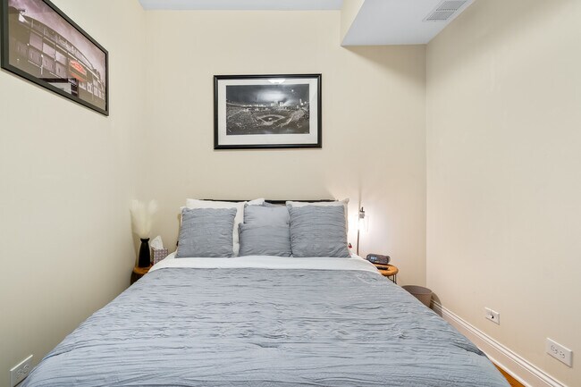 Building Photo - 2117 W Irving Park Rd