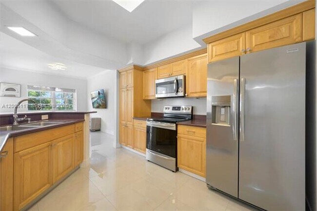 Building Photo - 3255 NE 184th St