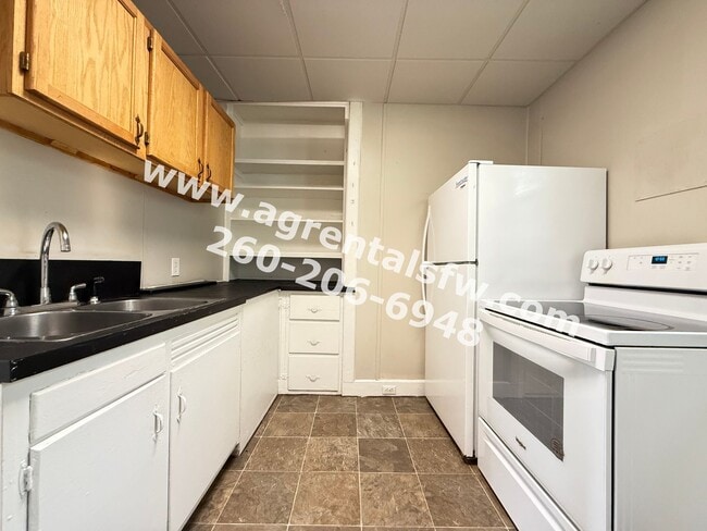 Building Photo - 3 Bedroom House