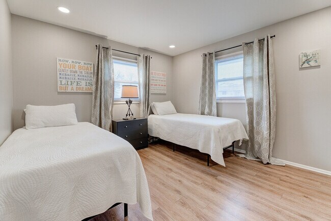 Building Photo - 2421 Saratoga Rd