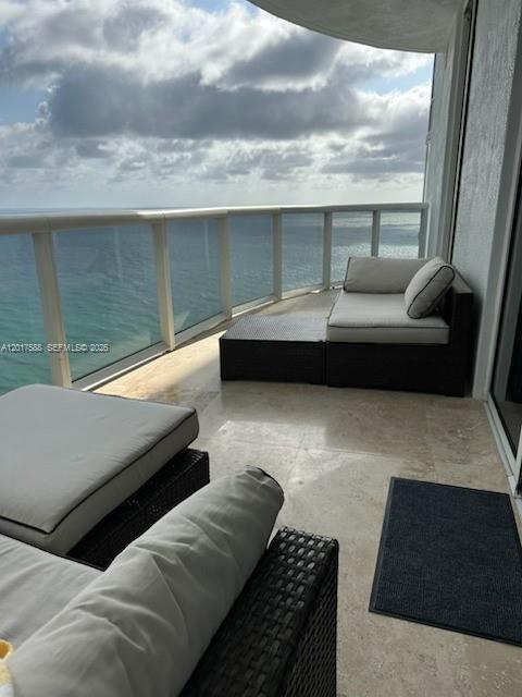 Building Photo - 15811 Collins Ave