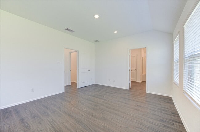 Building Photo - 5023 Lavaridge Dr