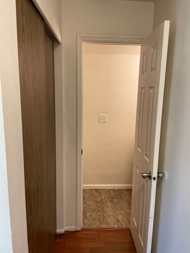 Building Photo - 2 Bedroom, 1.5 Bathroom Twin Home in West ...