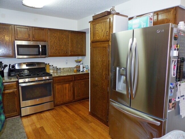Building Photo - Spacious 3BR + Bonus Room in Inver Grove Heights – Attached Garage & Pet Friendly!