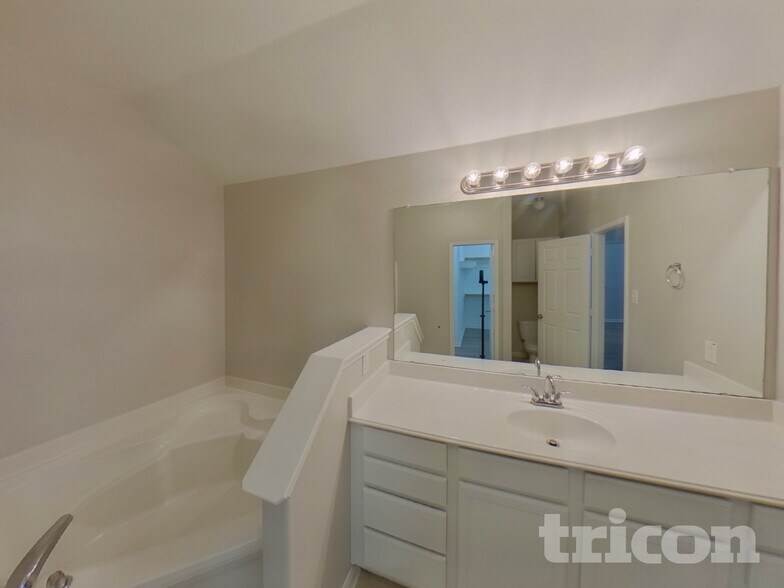 Building Photo - 825 Hawthorne Rd