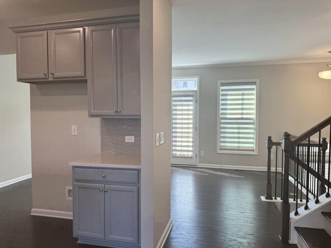 Building Photo - 381 Northaven Ave