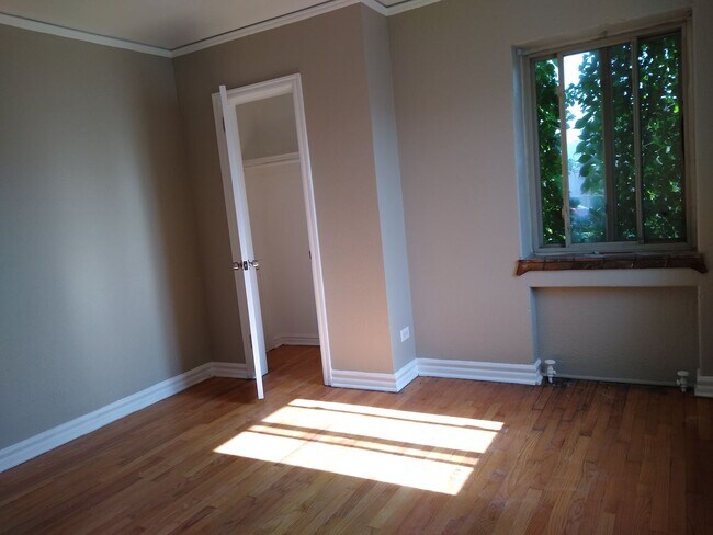 Building Photo - Charming Large 1 Bedroom in the Heart of the City