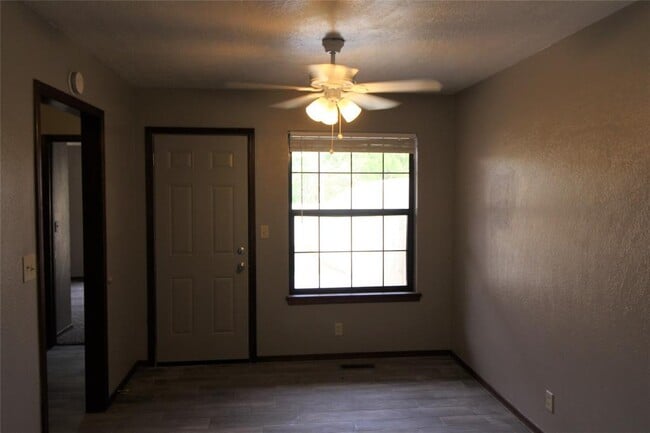 Building Photo - 225 Skylark Ct