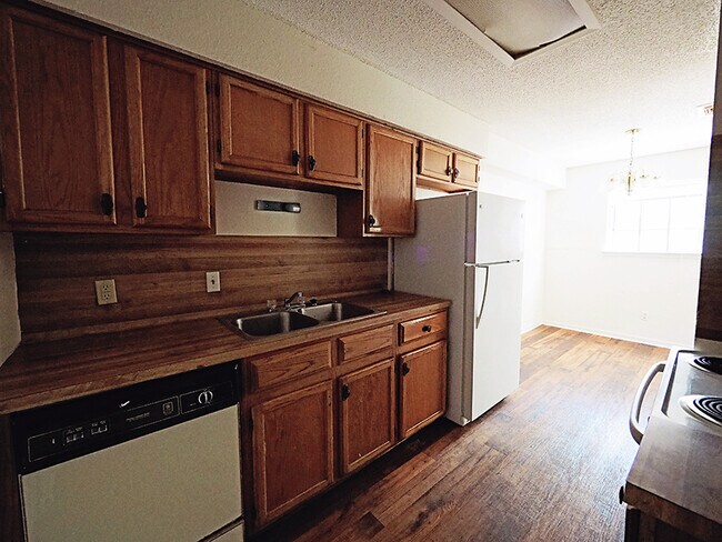 Building Photo - 2 Bedroom, 1.5 Bath Apartment In Lockhart