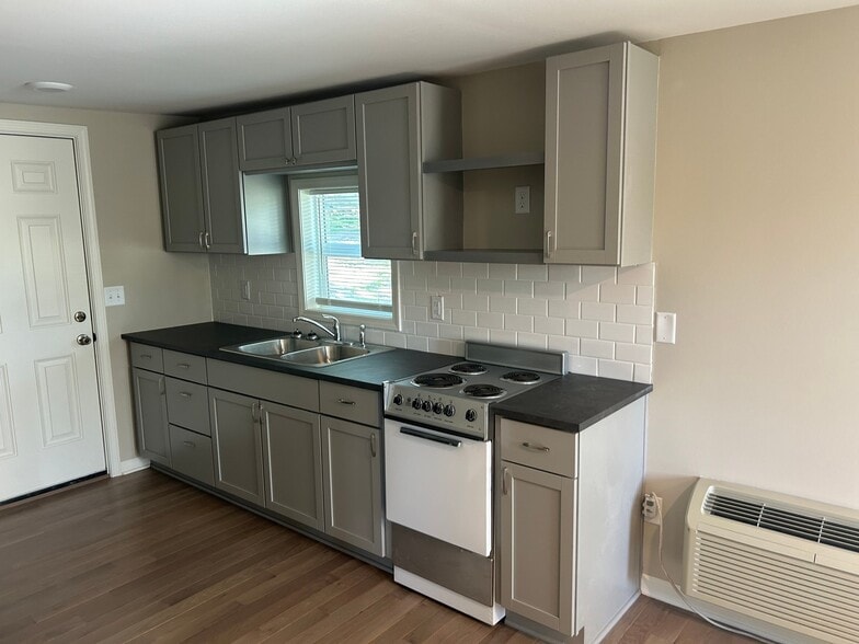 Building Photo - 305 N Main St