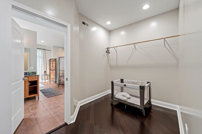 Building Photo - 2630 S Throop St
