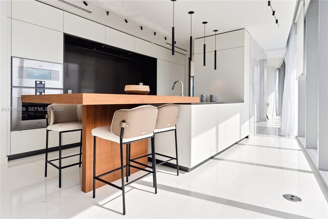 Building Photo - 300 Biscayne Blvd Way