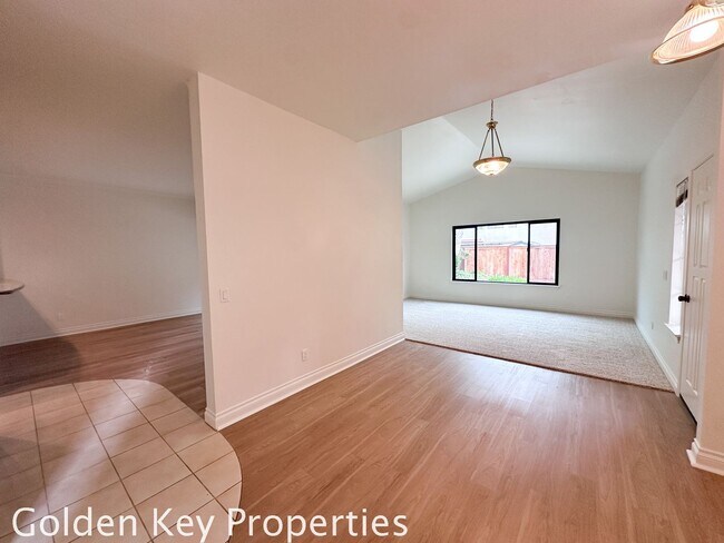 Building Photo - Move-in ready townhome in desirable Summerhill community in Encinitas!