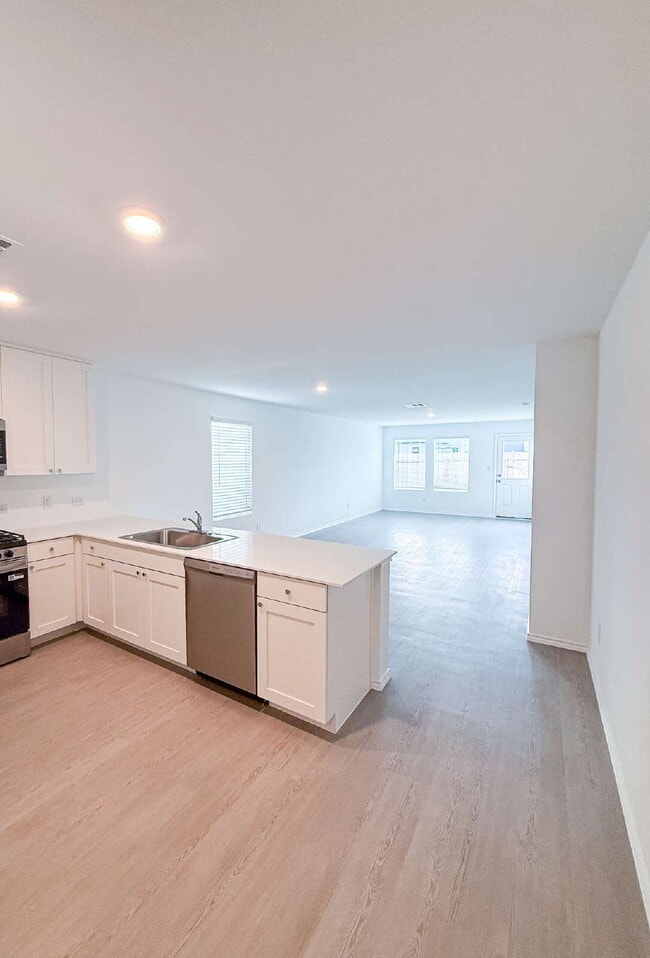 Building Photo - One Story 4 Bedroom/2Bath - For Rent - San Marcos, TX - Minutes From Shopping, Entertainment, and...