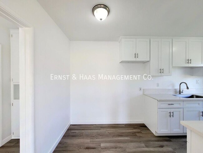 Building Photo - 1027 E 7th St