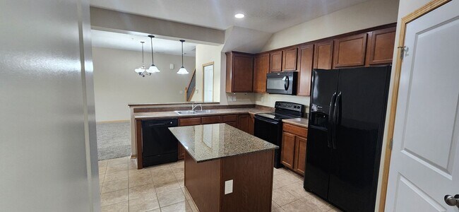 Building Photo - Rare 3 bedroom, 2.5 bathroom rental home w...