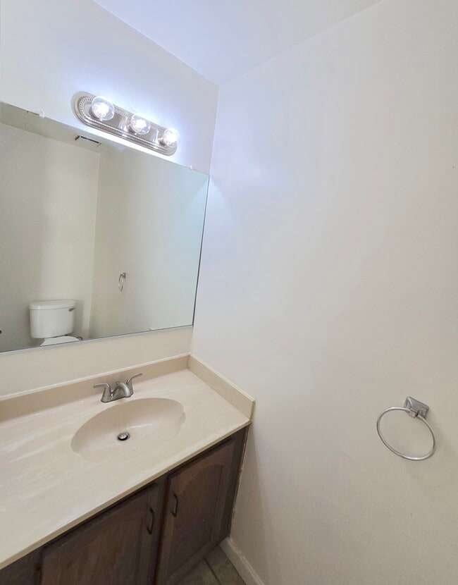 Building Photo - STUNNING TWO STORY 3 BEDROOM/ 2.5 BATH TOW...