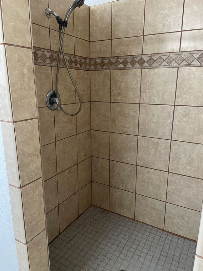 Building Photo - 2BR 1BA Duplex On Lake!!