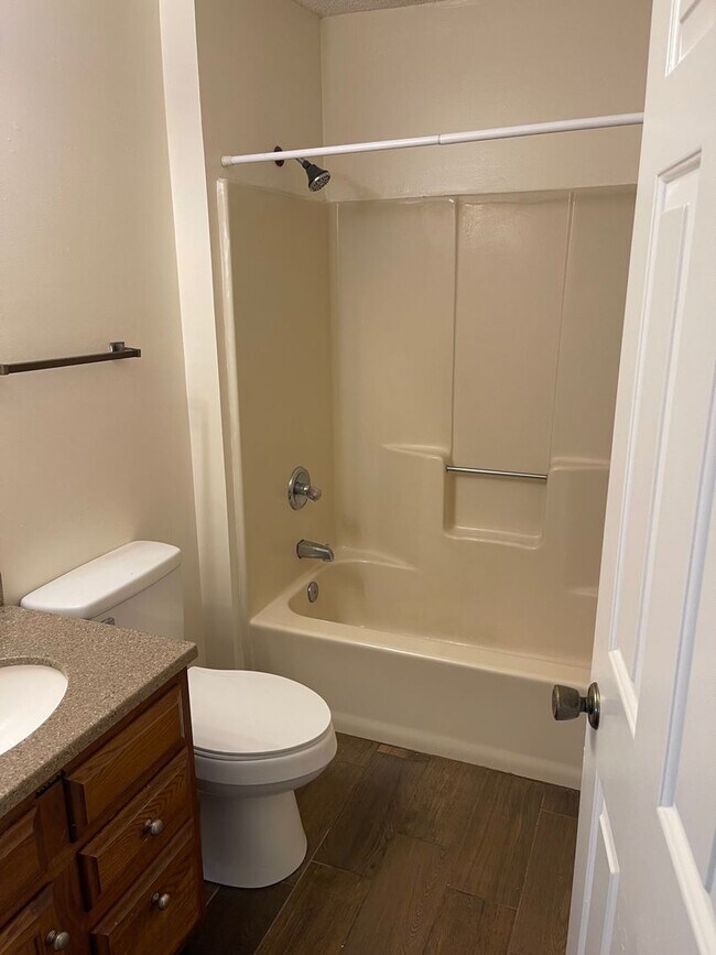 Building Photo - 3 Bedroom / 2 Bath Apt  Kingsport TN