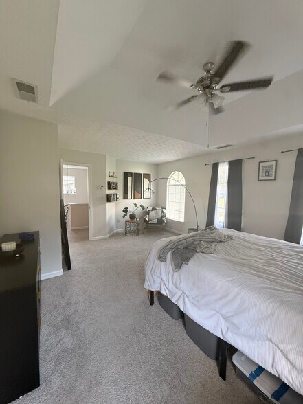 Building Photo - 380 Birchmere Close SW