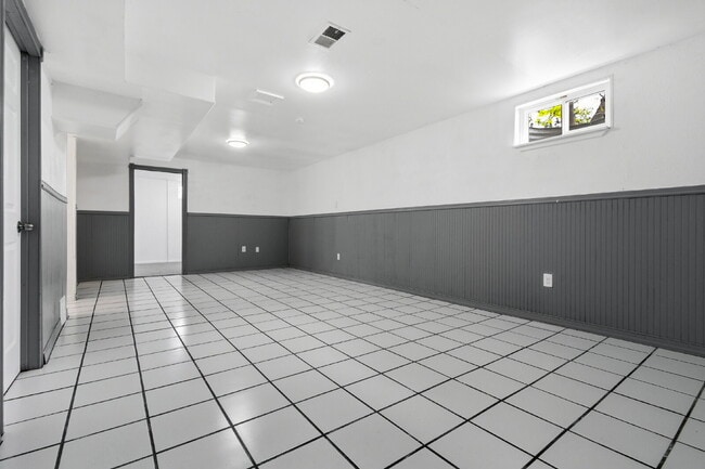 Building Photo - Charming 3-Bedroom with 2 Baths and Extra Room in Basement!