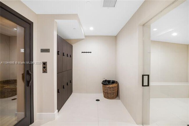 Building Photo - 15901 Collins Ave