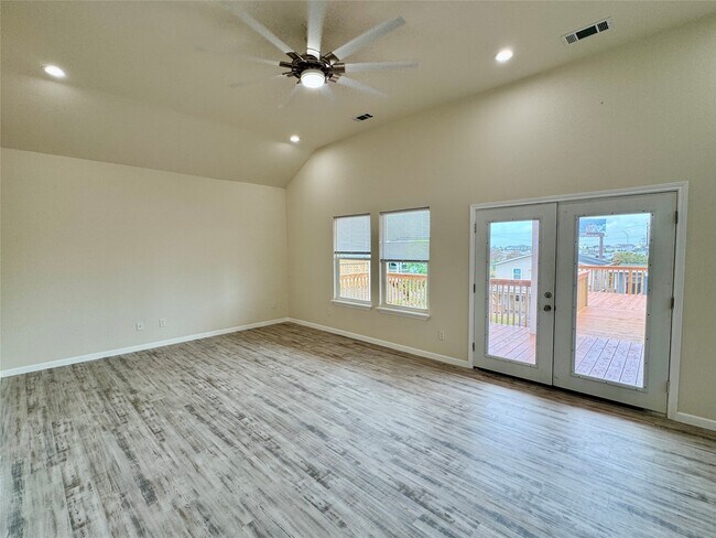 Building Photo - 17 Edgewater Dr