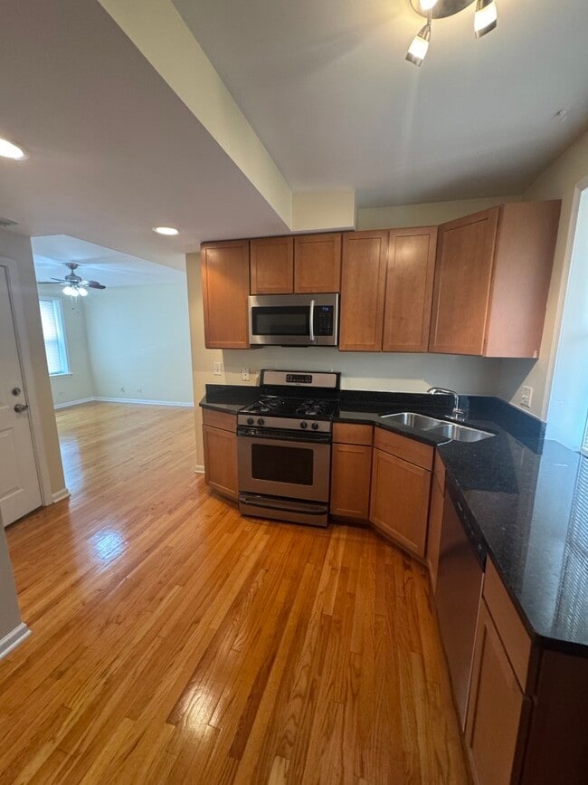 Building Photo - 2553 W Ardmore Ave
