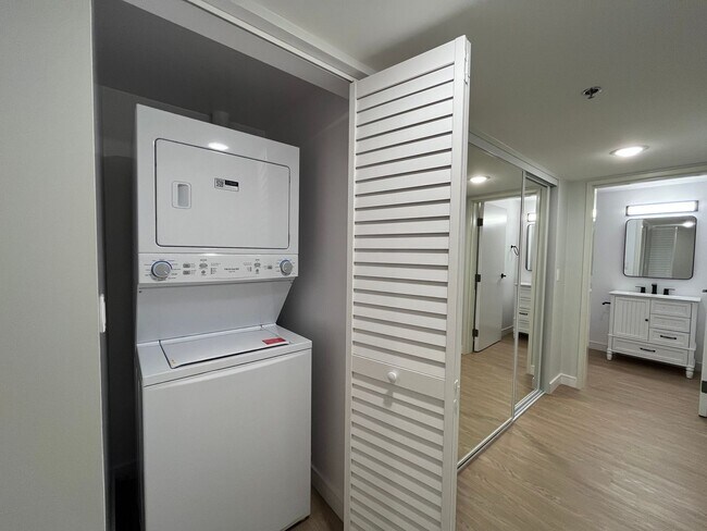 Interior Photo - 845 S. Kingsley