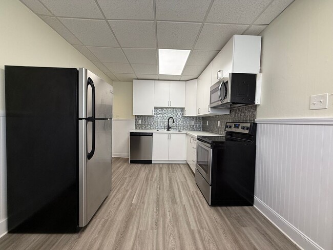 Building Photo - Updated 3BR house with fenced yard!