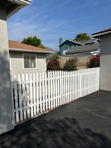 Picket fence to backyard - 10760 Russett Ave