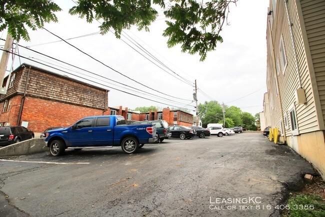 Building Photo - Devereaux