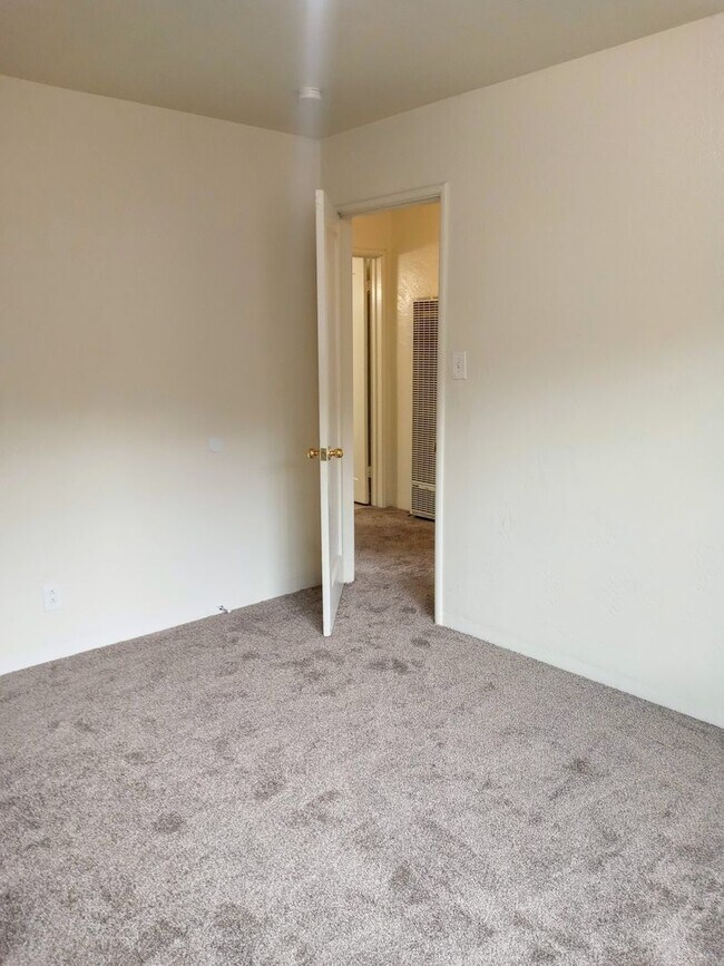 Building Photo - LAUR62-64