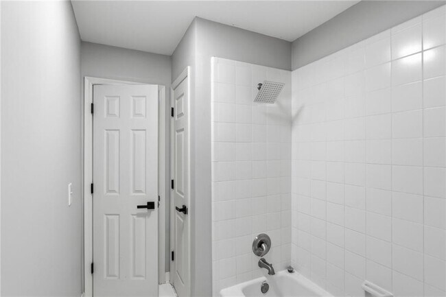 Building Photo - 4563 Fountain Dr NE
