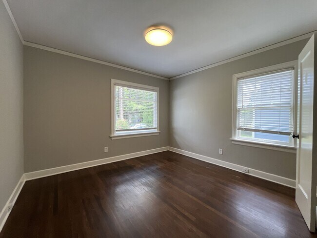 Building Photo - Stunning Rose City Park 5BD 2BA Home with Gas Fireplace Updated Finishes, Air Conditioning & Laun...