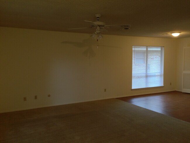 Building Photo - 5727 Roxanne Dr