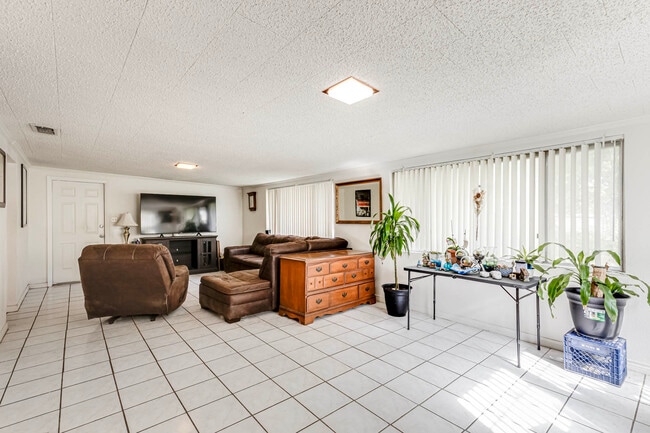 Building Photo - 359 Langton Dr