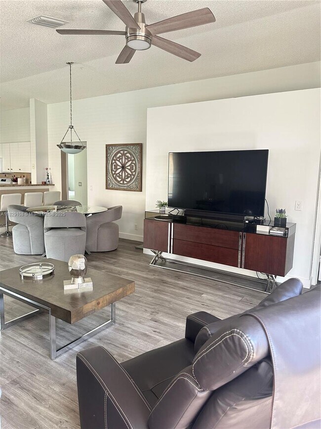 Building Photo - 4025 Pine Ridge Ln