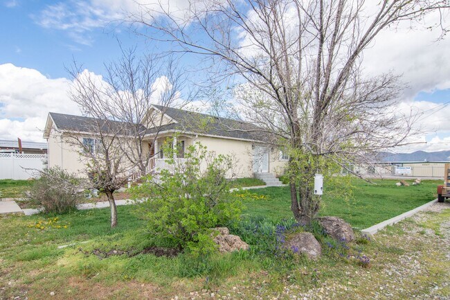Building Photo - Fully Renovated Home + Shop + RV Parking in Tremonton!