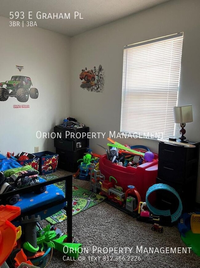 Building Photo - 593 E Graham Pl